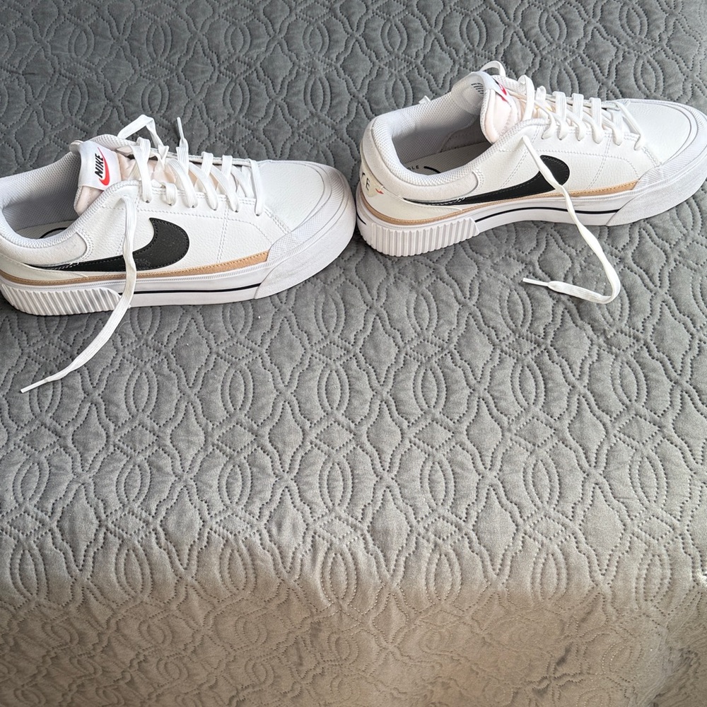 Nike White and Black Low-Top Sneakers - Picture 4 of 6